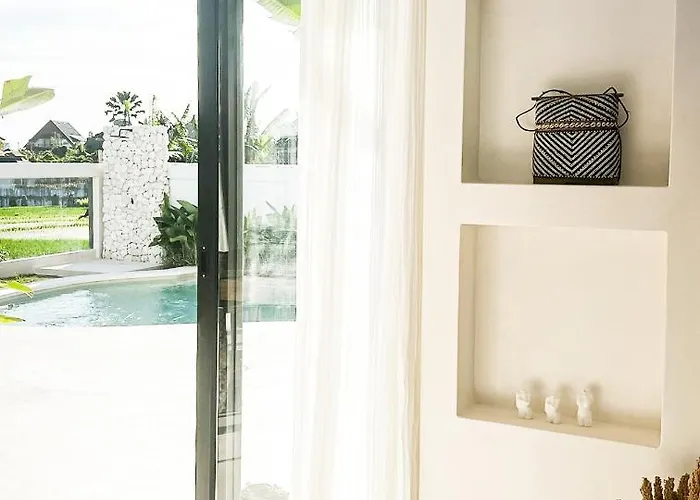 Tropical Aurelia 4 Bedroom & Rooftop * Canggu (Bali)