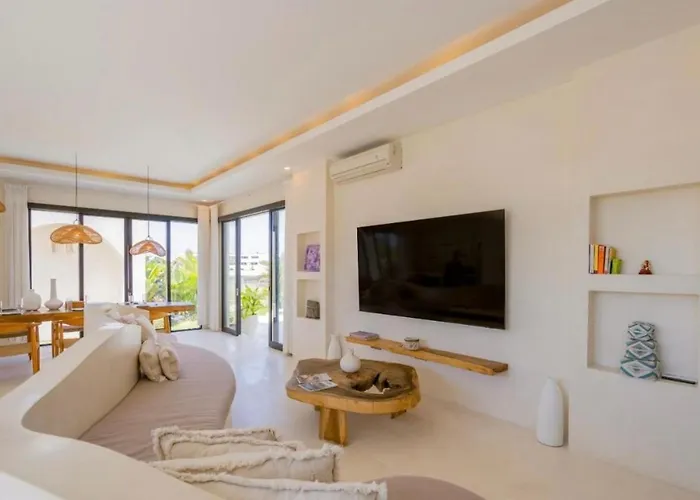 Tropical Aurelia 4 Bedroom & Rooftop