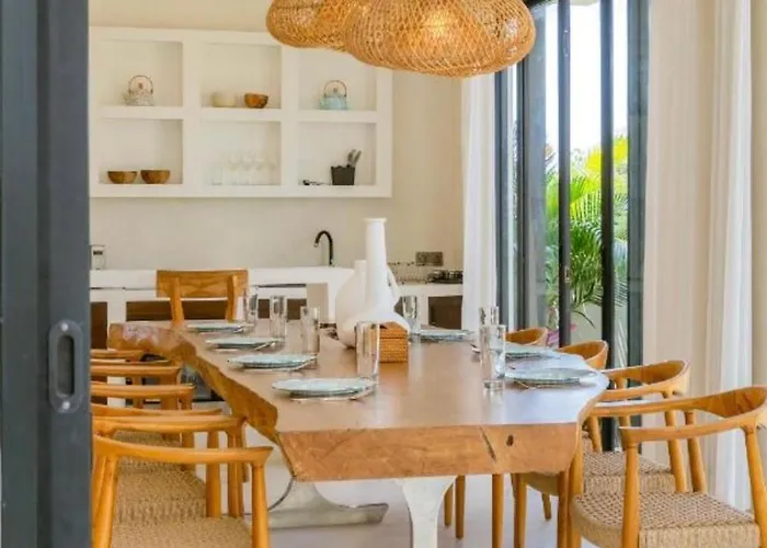 Tropical Aurelia 4 Bedroom & Rooftop Villa