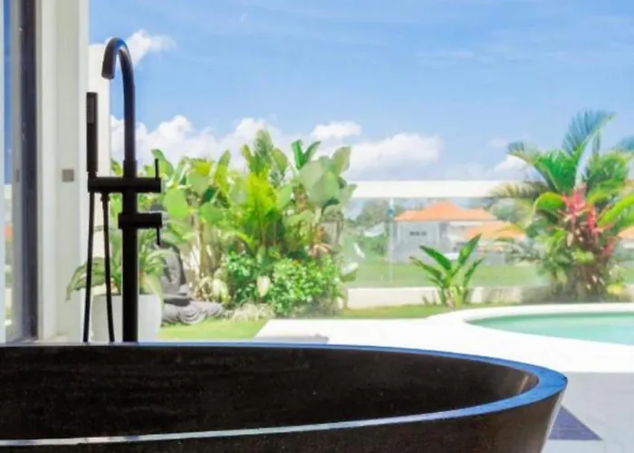 Tropical Aurelia 4 Bedroom & Rooftop Villa *