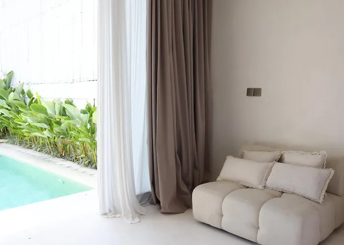 Tropical Aurelia 4 Bedroom & Rooftop Villa Canggu (Bali)
