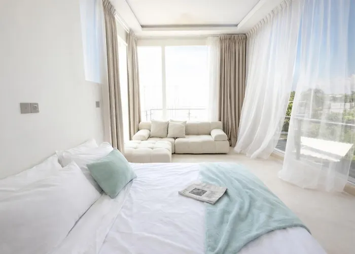 Tropical Aurelia 4 Bedroom & Rooftop Villa