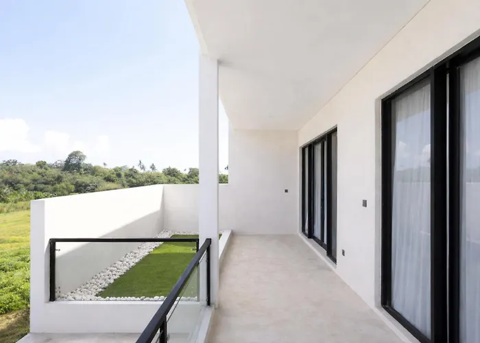 Tropical Aurelia 4 Bedroom & Rooftop Villa *